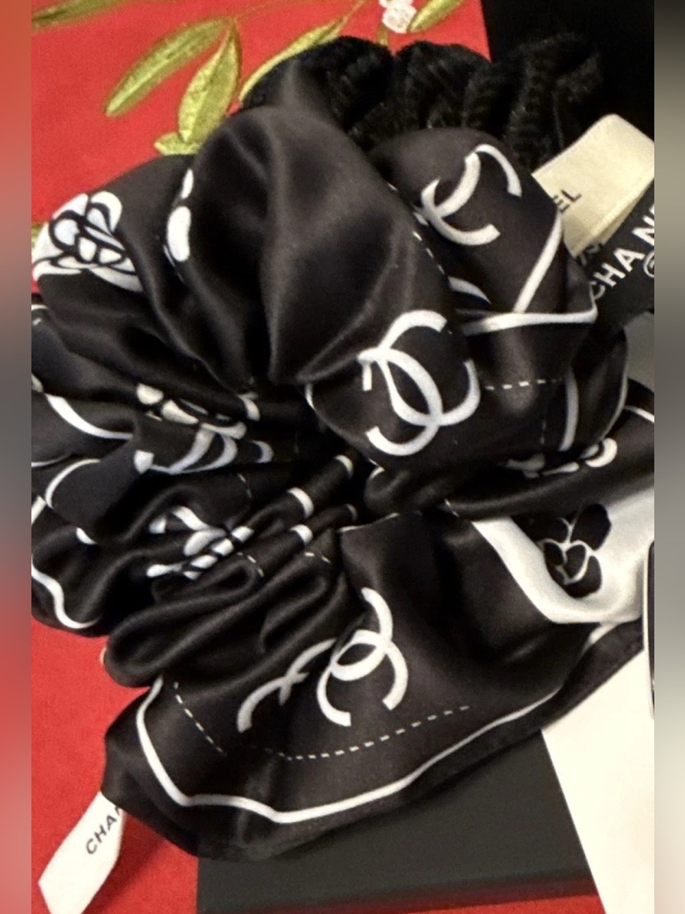 Rare Chanel black and white brand new , fashionable, trendy scrunchie
